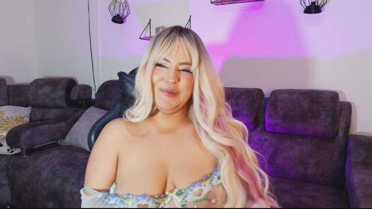 Emmy_Pierce's Streamate show and profile