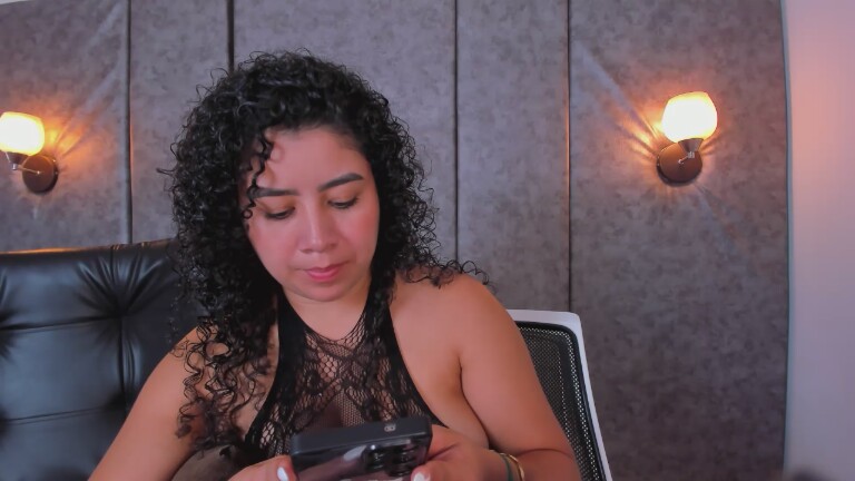 Tharaa24's Streamate show and profile